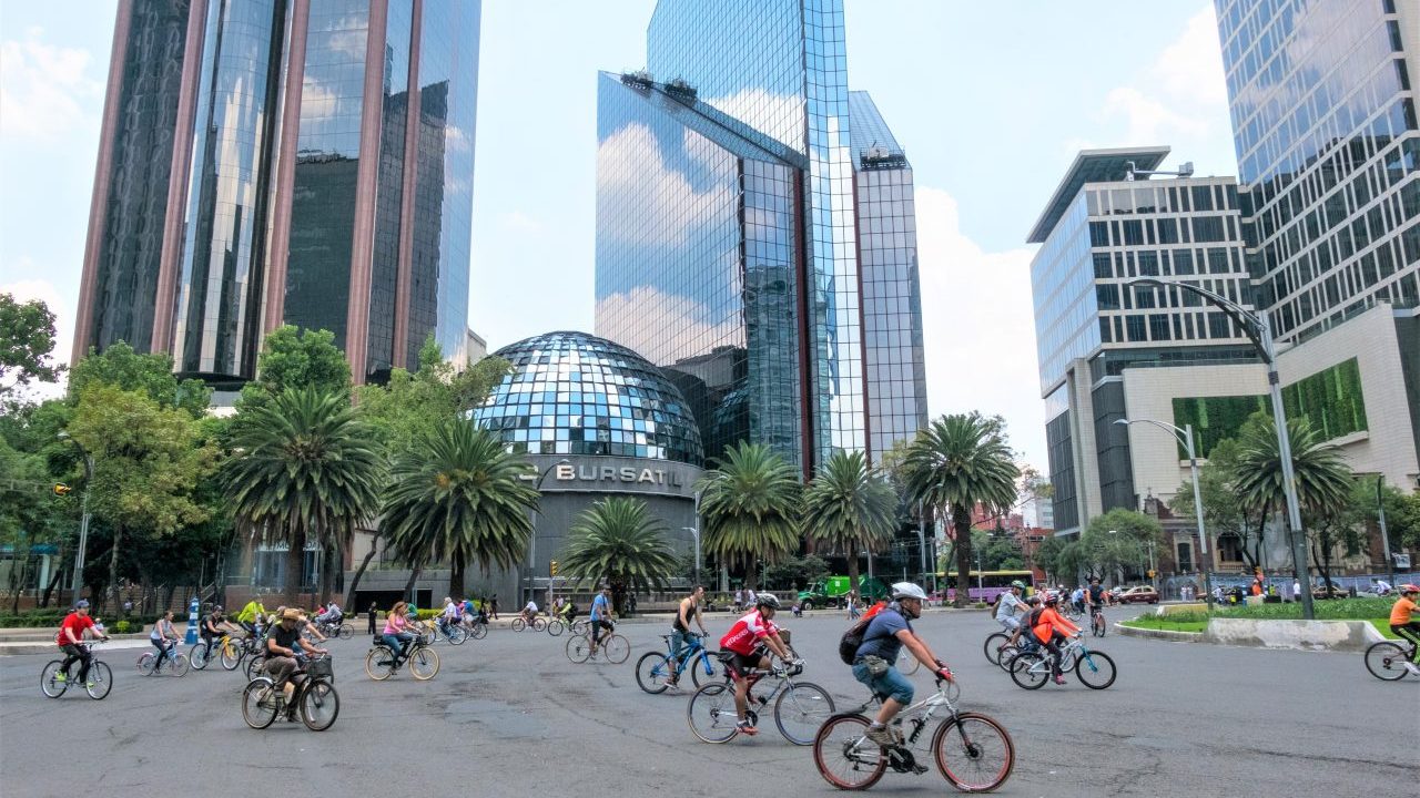 Peso retrocede a la espera reunión Fed, bolsa cae atenta a reportes trimestrales
