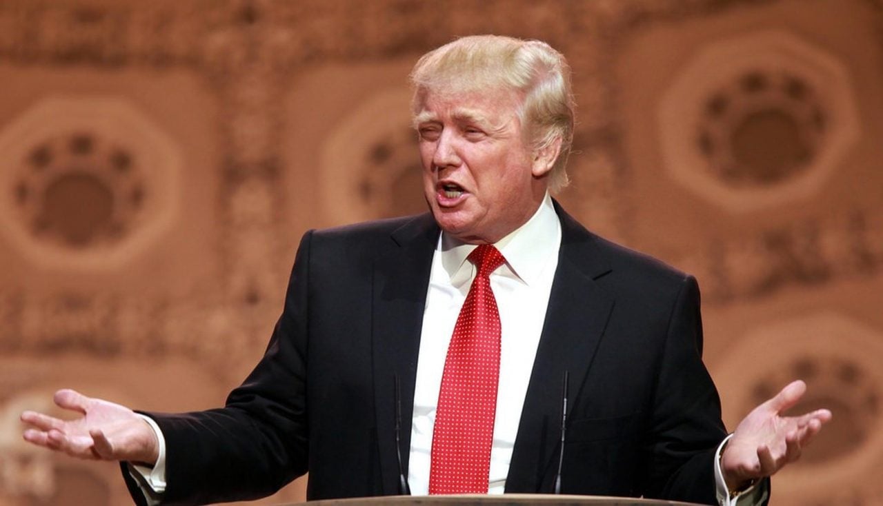 Trump designa a defensor del muro con México para dirigir agencia de inmigración