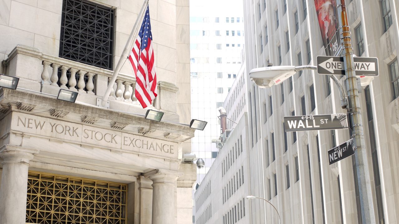 Wall Street sufre peor baja semanal desde 2008 por propagación del coronavirus