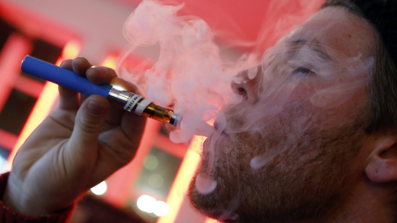 Por un humo eterno: empresas de cigarros electrónicos se reinventan ante medidas de la FDA