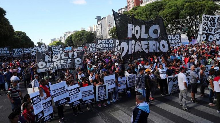 Organizaciones sociales cortaron la popular Avenida 9 de Julio porteña en reclamo por cumbre del G-20 y medidas económicas de Macri. Foto Reuters.