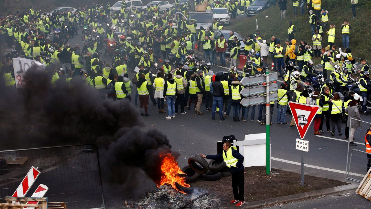 ‘Chalecos amarillos’ marchan en Francia para denunciar violencia policial