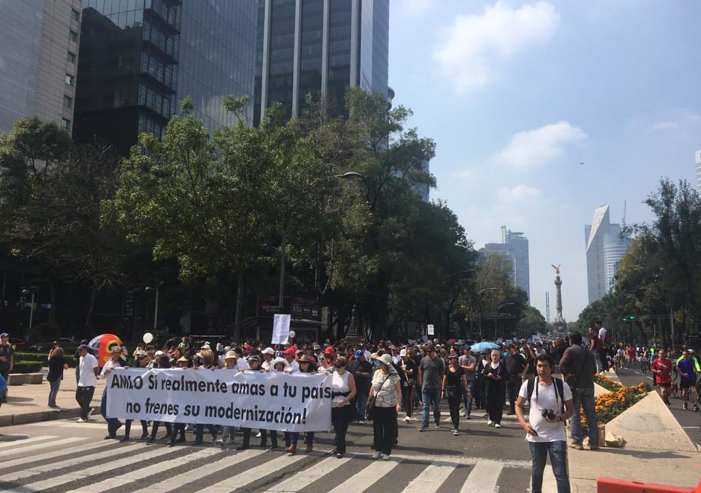 Ciudadanos que marchan a favor de NAIM en Texcoco piden ser escuchados