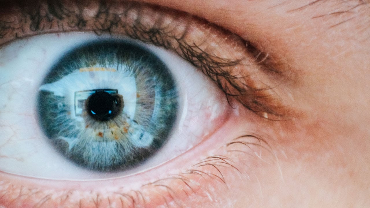 Fármaco mejora esperanza de vida a pacientes con cáncer de ojo