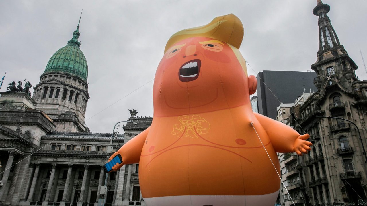 Globo gigante de ‘Baby Trump’ llega a Argentina para el G20