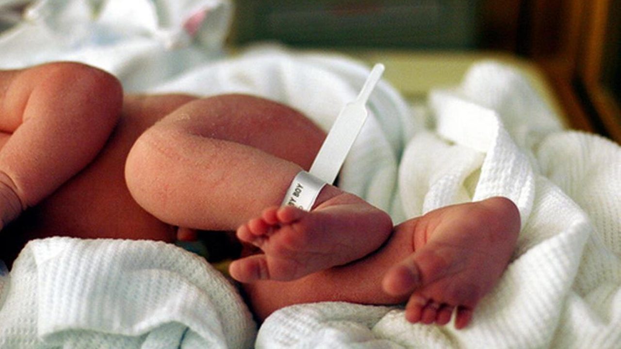 Embarazadas podrían transmitir coronavirus a sus bebés, reportan médicos chinos