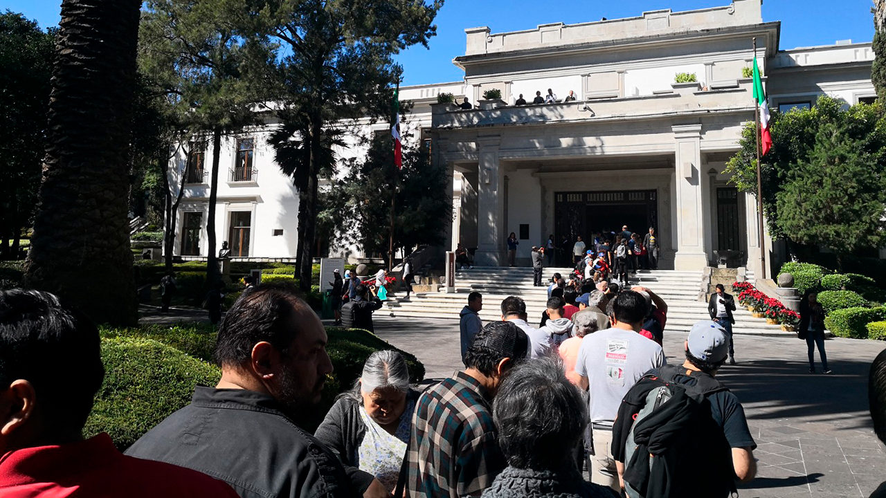 Crónica | Ciudadanos toman Los Pinos y se pasean como en su propia casa