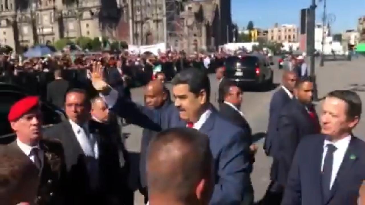 Maduro da las gracias al ‘fraterno pueblo mexicano’, pese a gritos de ‘dictador’