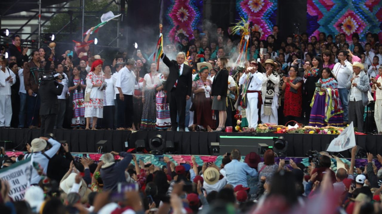 ‘Purifican’ y entregan bastón sagrado pueblos indígenas a AMLO
