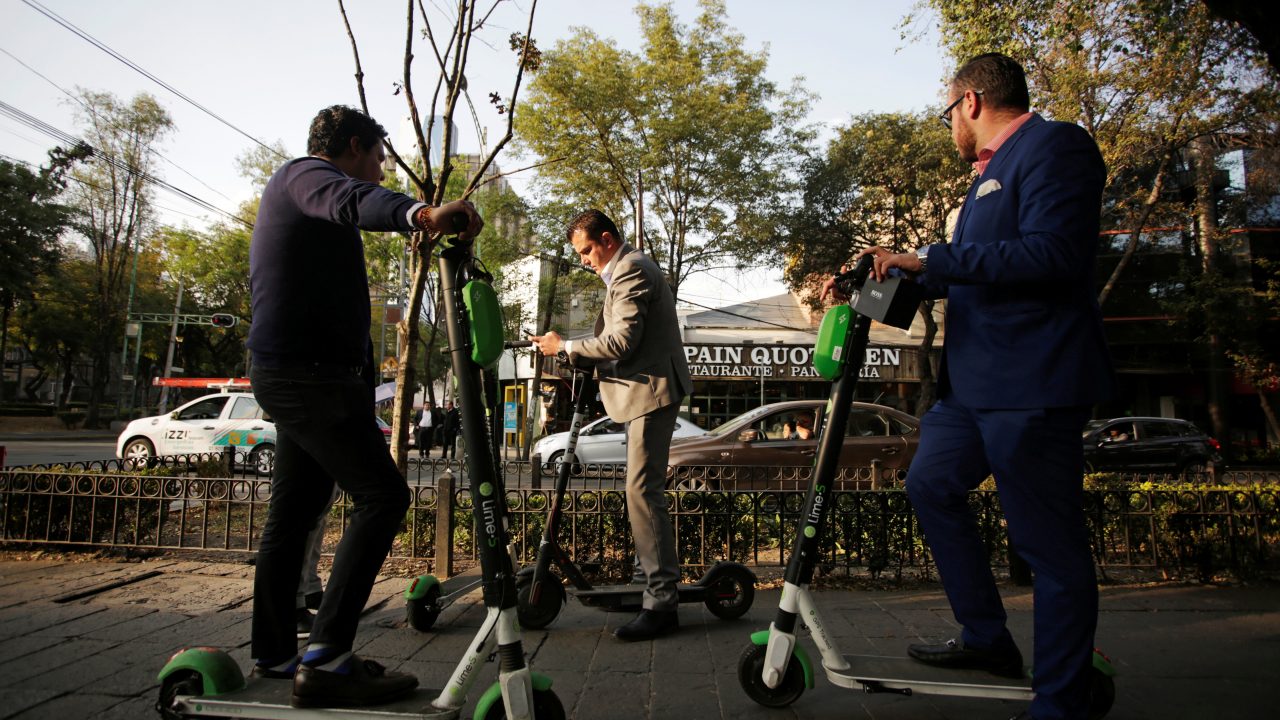 Semovi corrige: scooters y bicicletas no pueden circular en banquetas