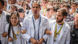 Juan Guaidó marcha en contra del gobierno del presidente Nicolás Maduro, junto a médicos, doctores y estudiantes de medicina. Enero 30, 2019. Caracas, Venezuela. Foto: Rayner Pena/Picture alliance via Getty Images.