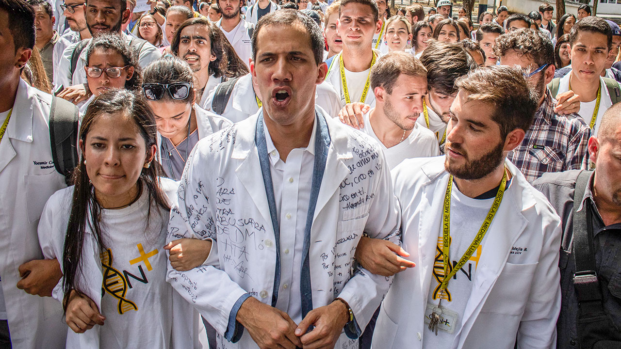 Juan Guaidó marcha en contra del gobierno del presidente Nicolás Maduro, junto a médicos, doctores y estudiantes de medicina. Enero 30, 2019. Caracas, Venezuela. Foto: Rayner Pena/Picture alliance via Getty Images.
