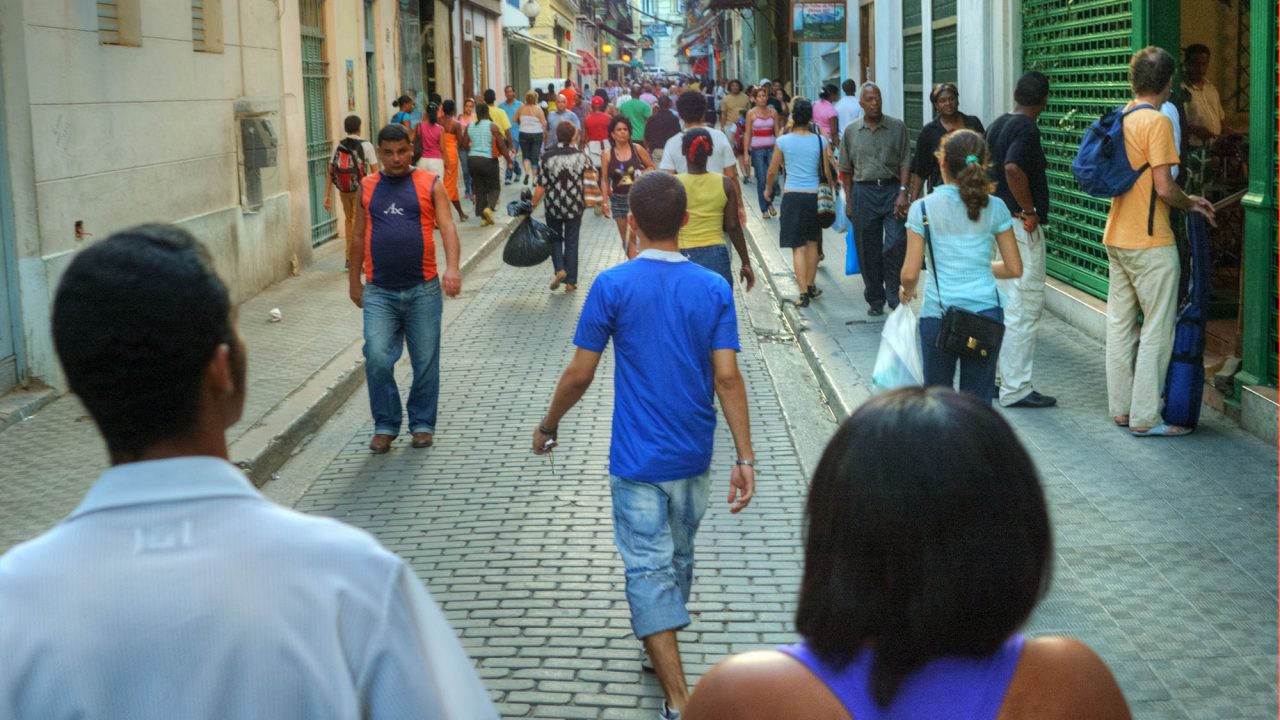 Gobierno cubano se deshace de miles de restaurantes