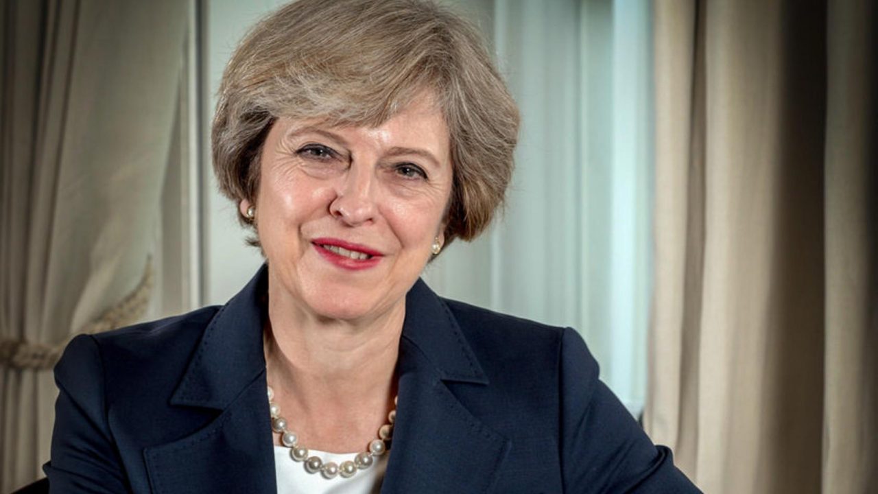 May trataría de retrasar más la votación final sobre el Brexit: diario