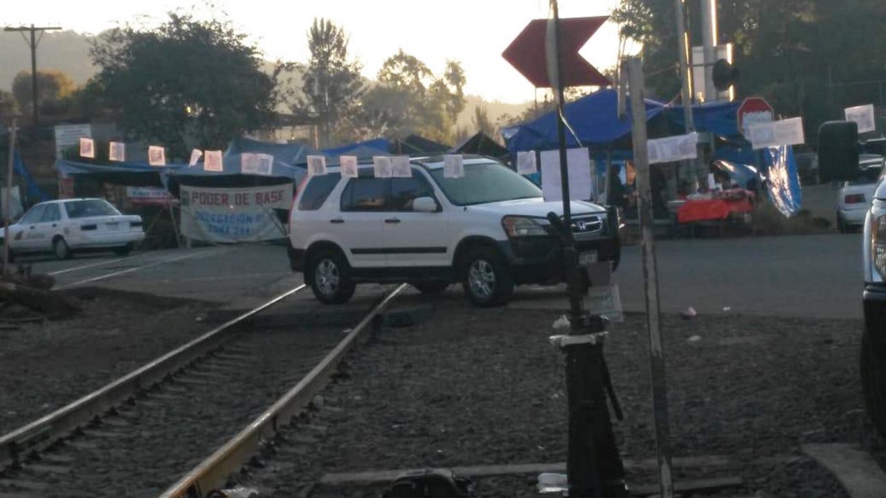 CNTE retoma bloqueo en Michoacán; aún no decide si aceptará acuerdo con gobierno