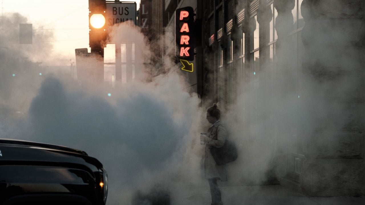 Menores y adultos hasta 65 sufren más el aire contaminado