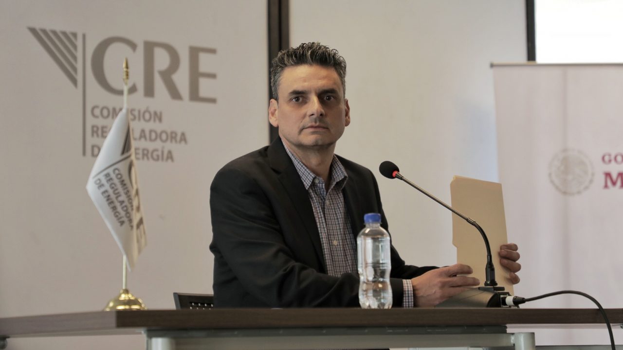 Titular de la CRE ‘mata’ anuncio de AMLO: familiares trabajan en empresas energéticas