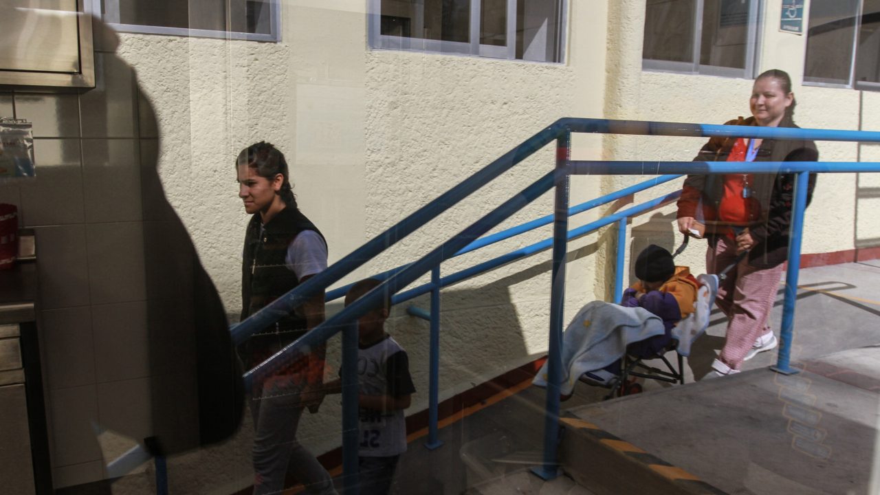 Los abuelos cuidan a 55% de los niños de madres que trabajan: Inegi