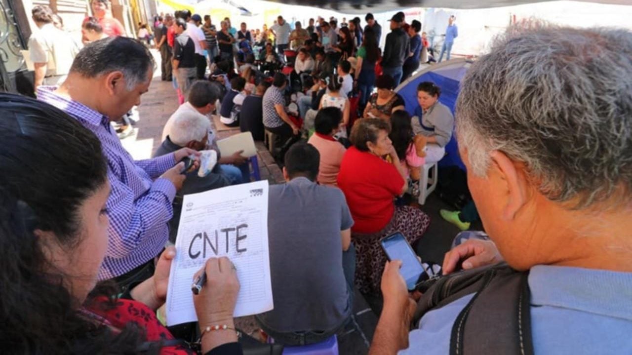 CNTE rechaza aumento salarial propuesto por AMLO; pide 30%