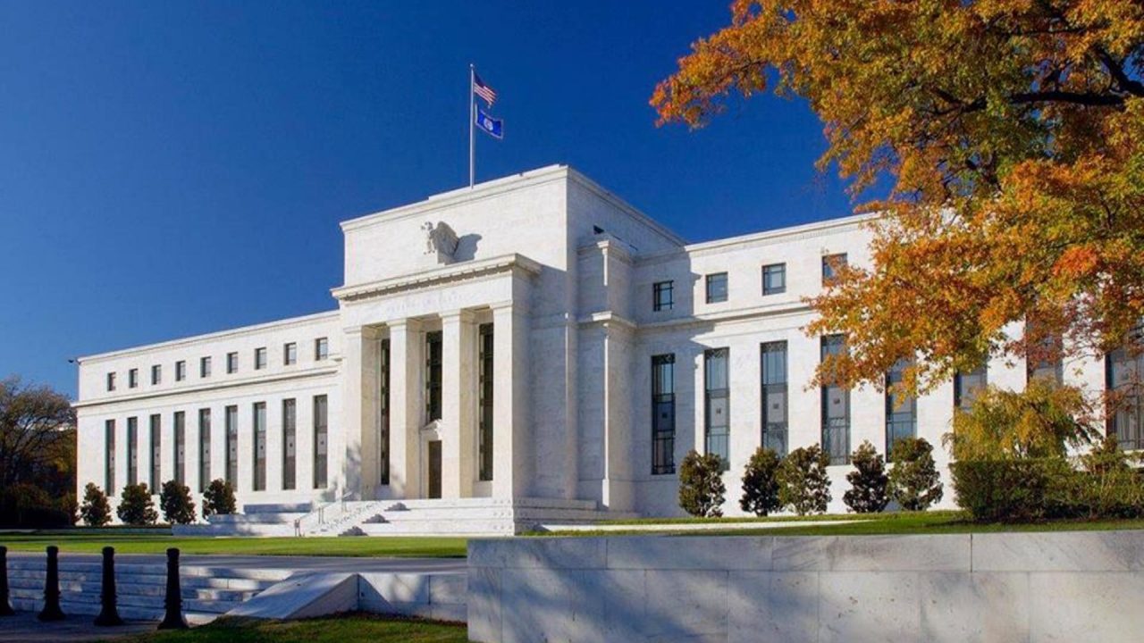 Fed debatió mayores recortes de manera más agresiva a las tasas
