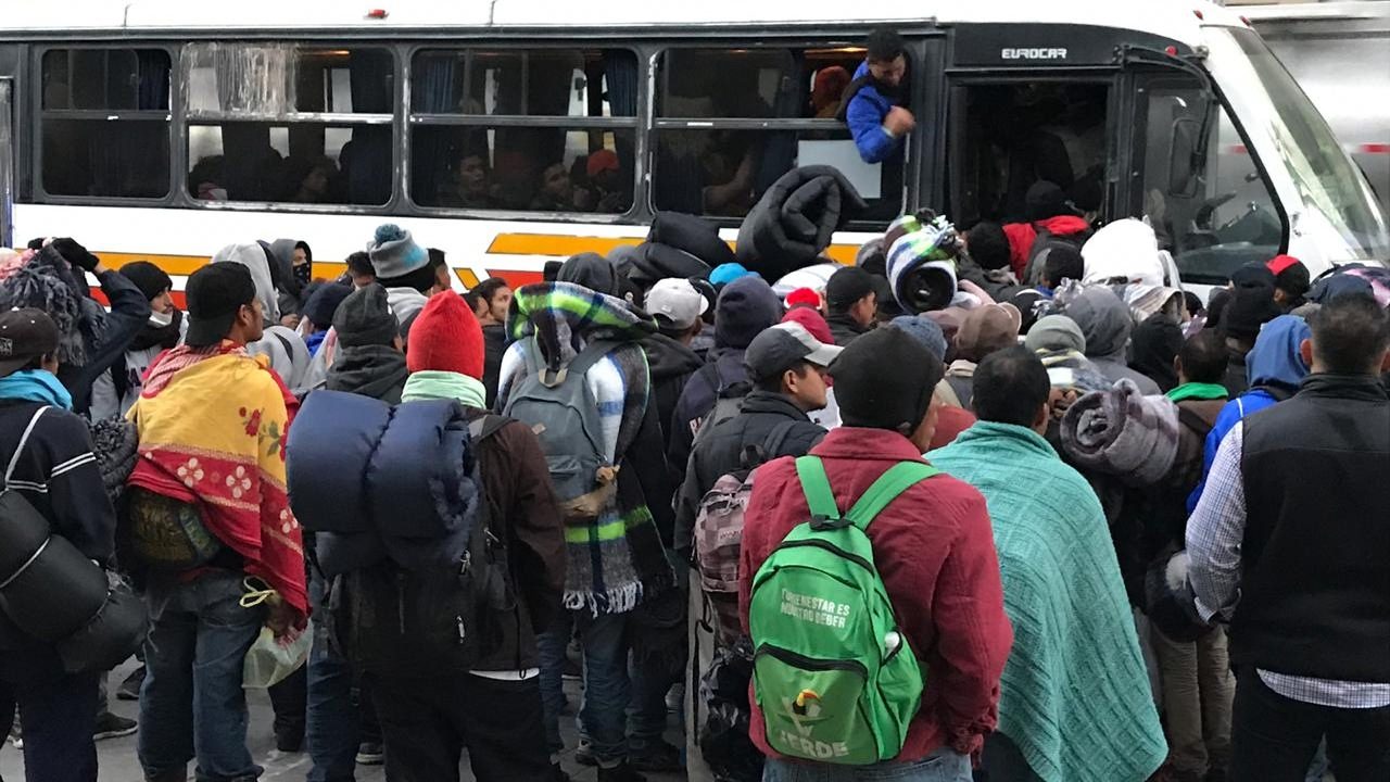 Migrantes analizan cómo entrar a EU, que envía más soldados a la frontera