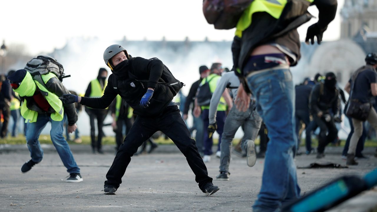Policía de Francia lanza gas ante protestas violentas de ‘chalecos amarillos’