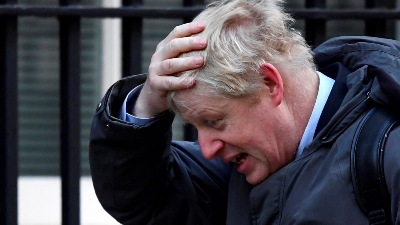 Nuevas fotos de Boris Johnson bebiendo reavivan polémica del ‘partygate’