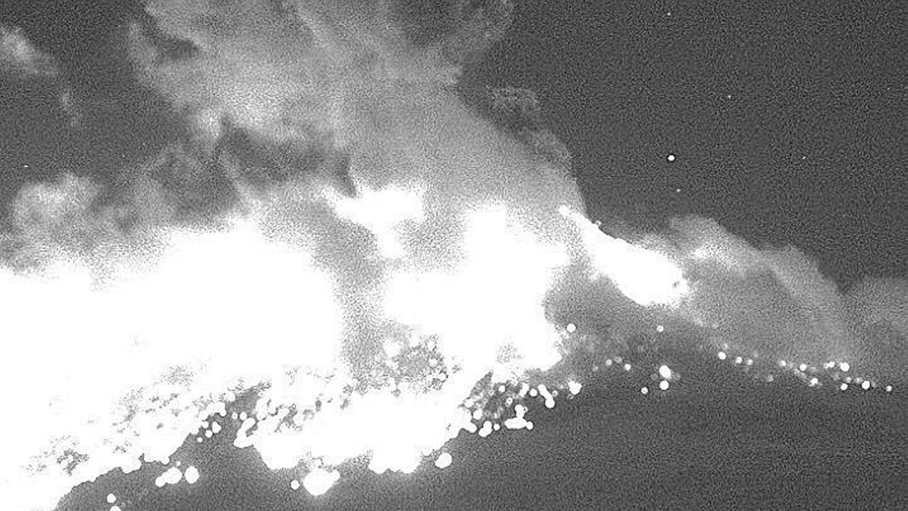 Registran explosión del Popocatépetl; arroja material incandescente