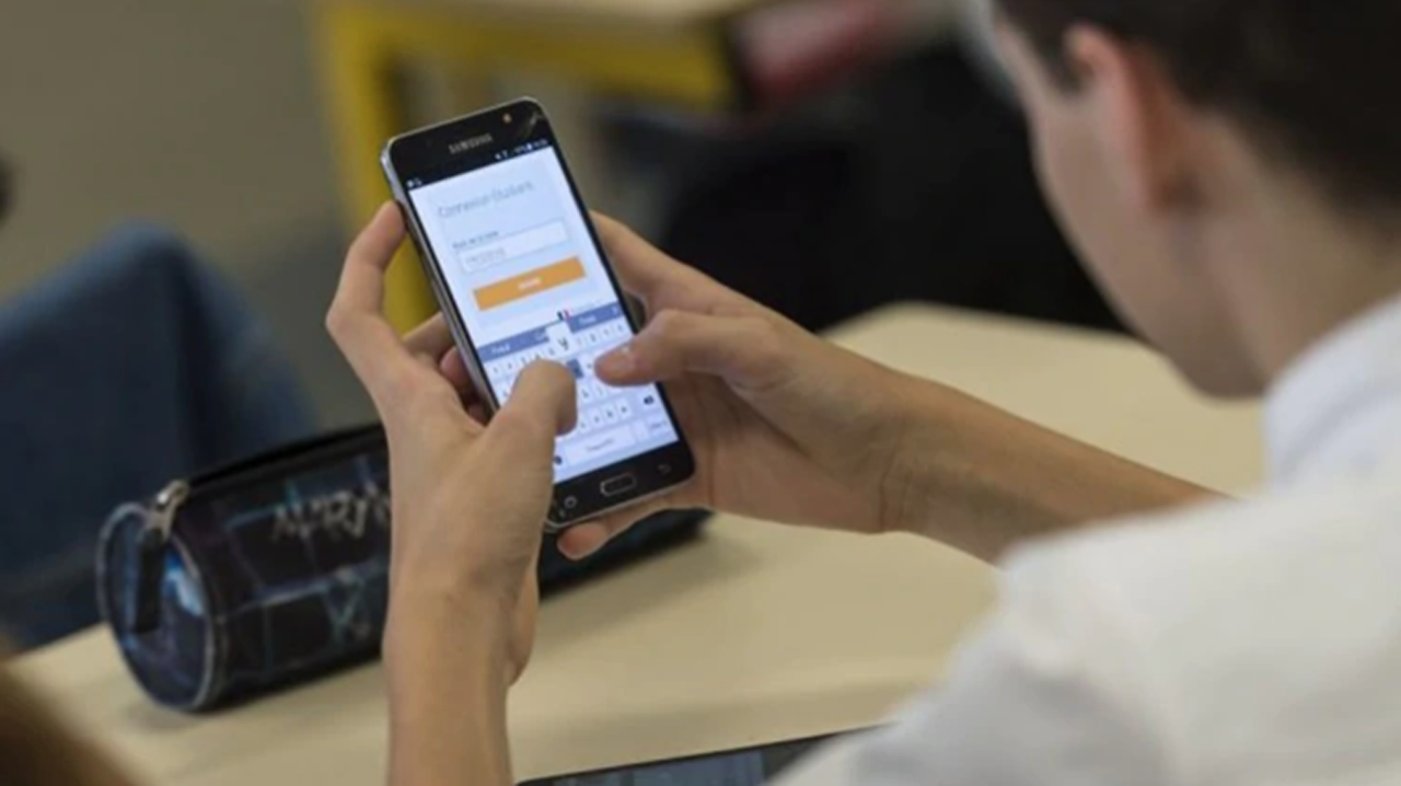 Este país es el primero en prohibir el uso de celulares en la escuela
