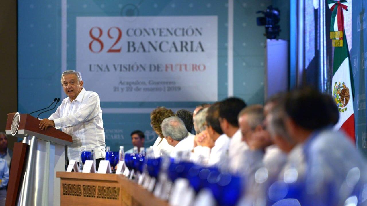 AMLO reitera: comisiones bancarias deben bajar por competencia, no por imposición