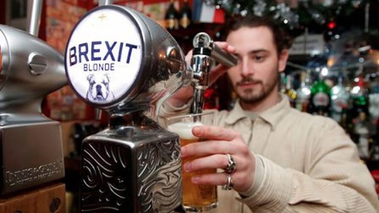 En un pub de París, clientes británicos ahogan sus penas con cerveza ‘Brexit’