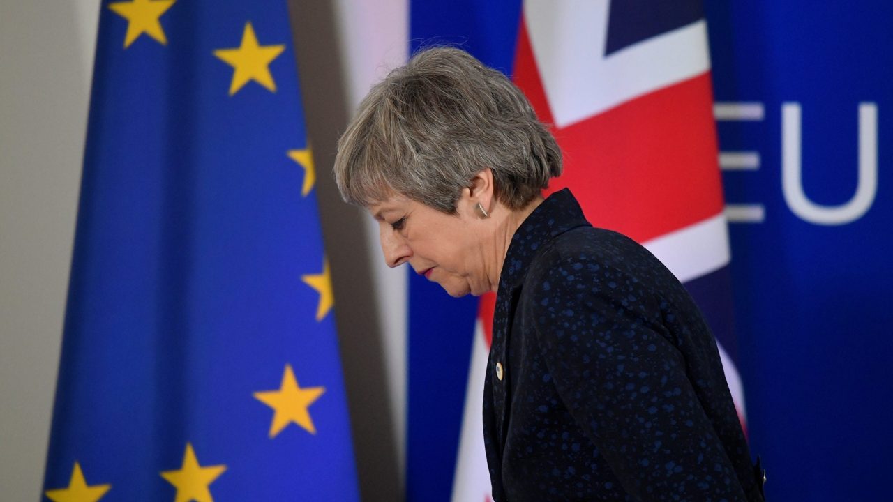 May anuncia entre lágrimas su renuncia y abre la puerta al choque con la UE por el Brexit