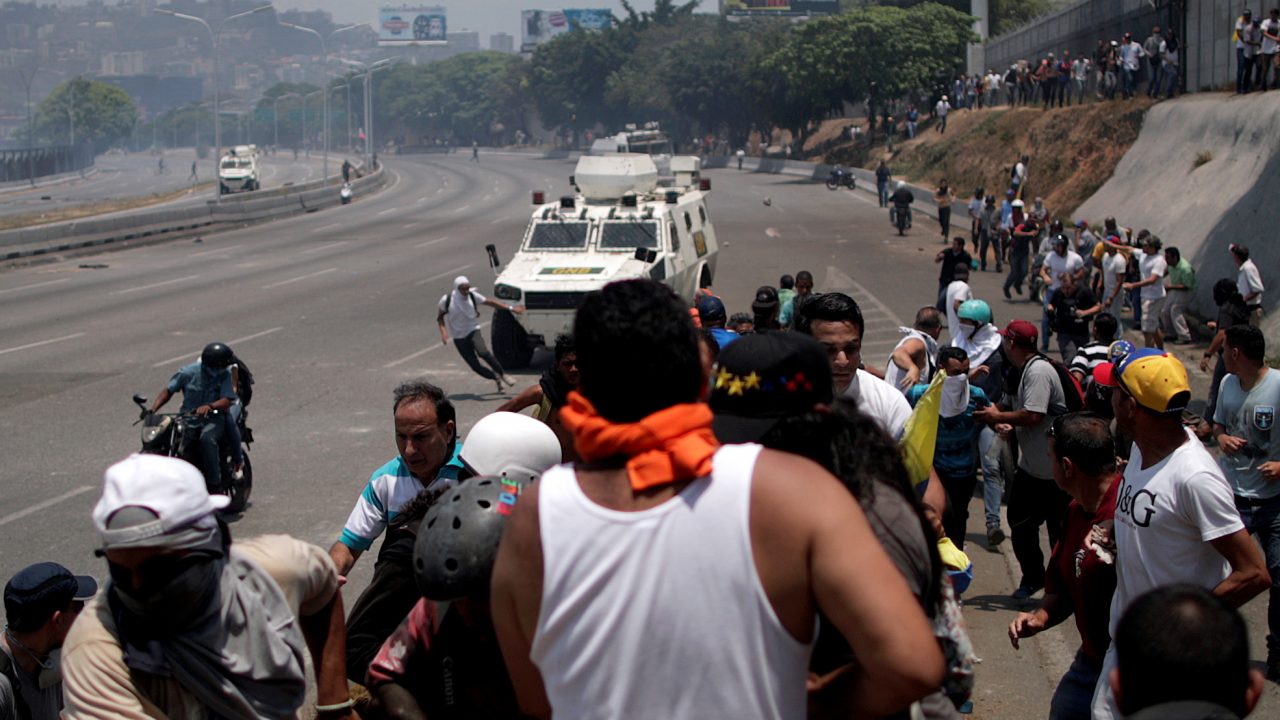 Tanquetas militares arrollan a manifestantes en Venezuela