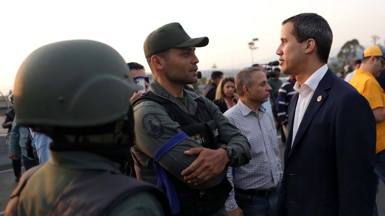 Acompañado de militares, Guaidó pide el ‘cese definitivo’ de Maduro