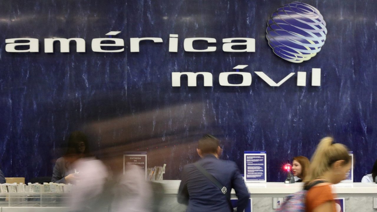 Ganancias de América Móvil caen 48% en el cierre de 2024