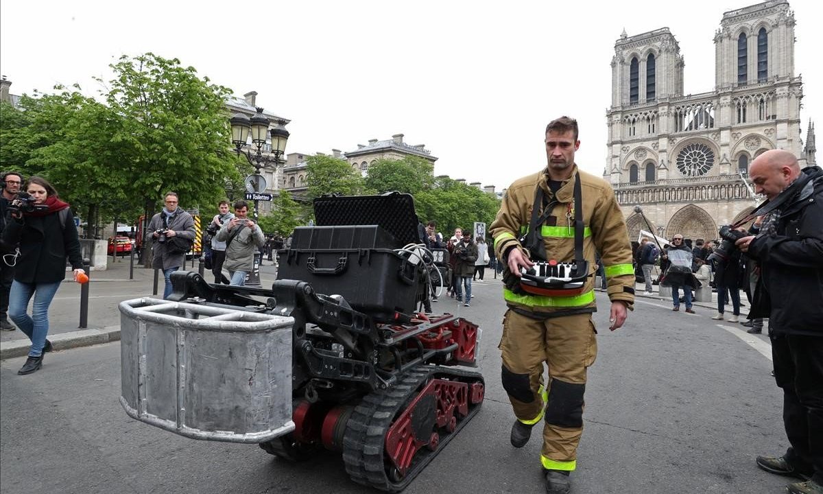 Conoce al robot clave para controlar el incendio de Notre Dame