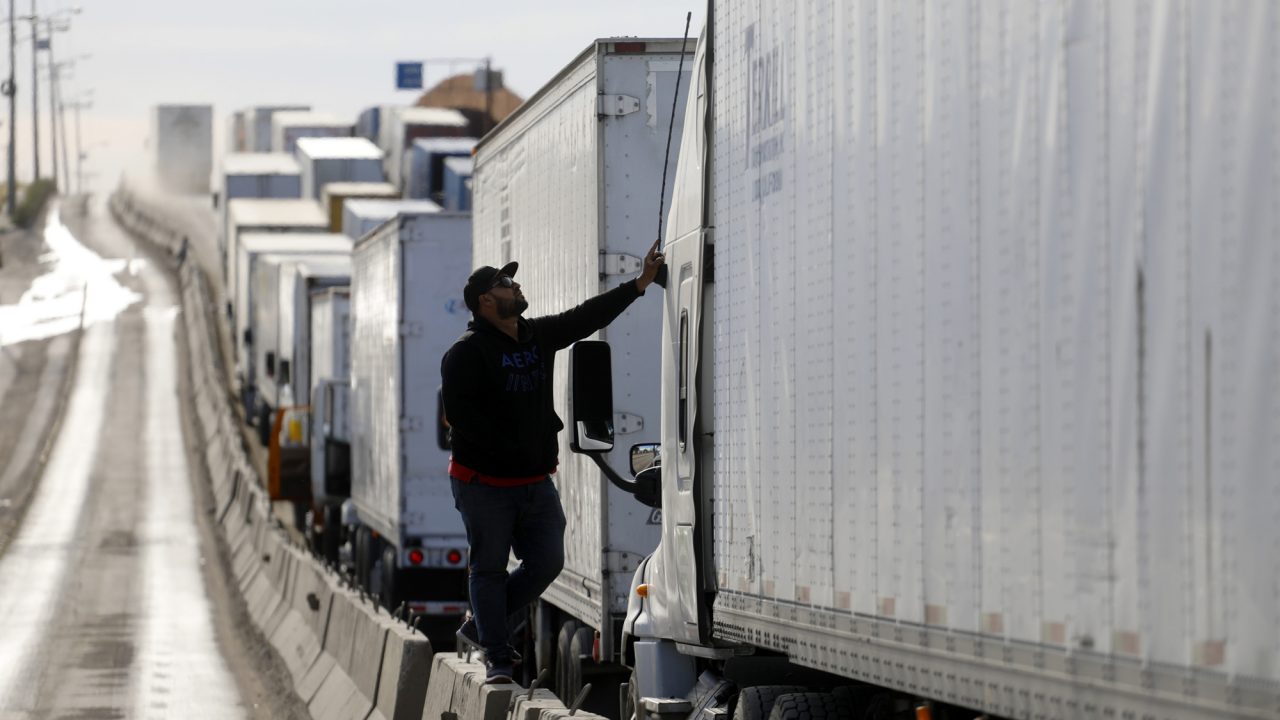 Tráilers esperan hasta 8 horas para cruzar frontera a EU por garita de Otay