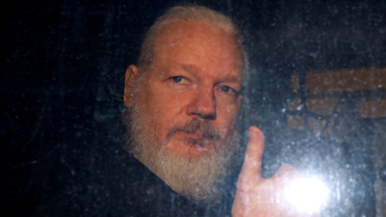 Assange se declara indefenso y pide el apoyo de sus simpatizantes