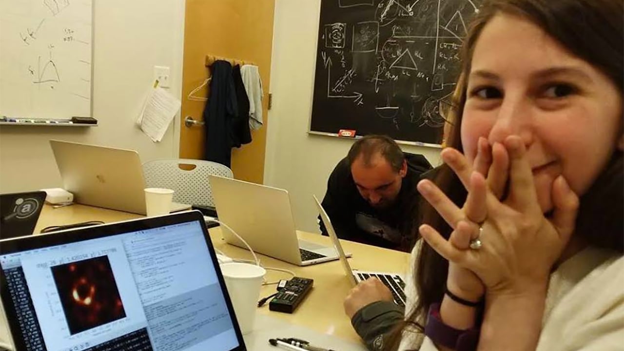 Ella es Katie Bouman, la científica que capturó la imagen del agujero negro