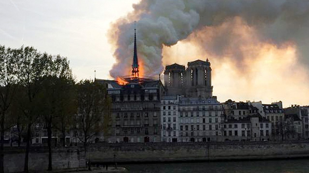 Fuego en Notre Dame. Foto Reuters.