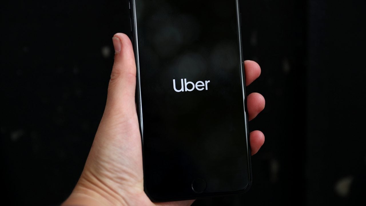 Acciones de Uber se desploman pese al primer trimestre rentable en la historia