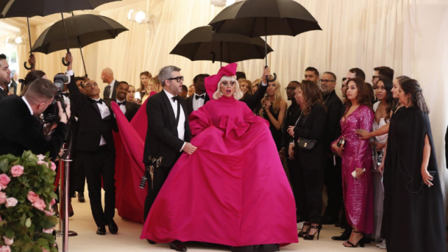 Lady Gaga llegando a la alfombra rosa de la ocasión. Foto Reuters.