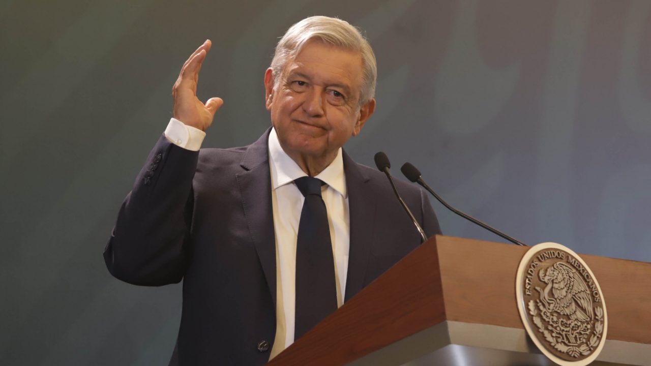 AMLO presume confianza en el país; dimos cachetada a los corruptos, revira