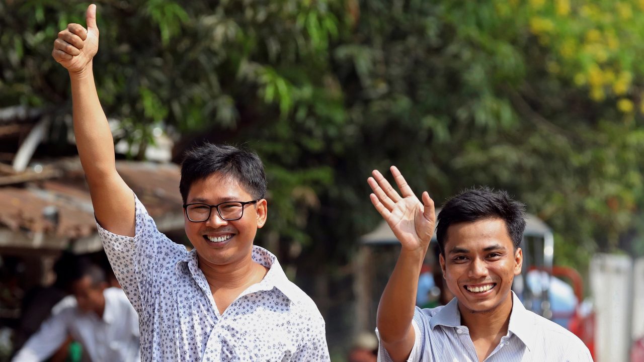 Myanmar libera a periodistas de Reuters detenidos desde fines de 2017