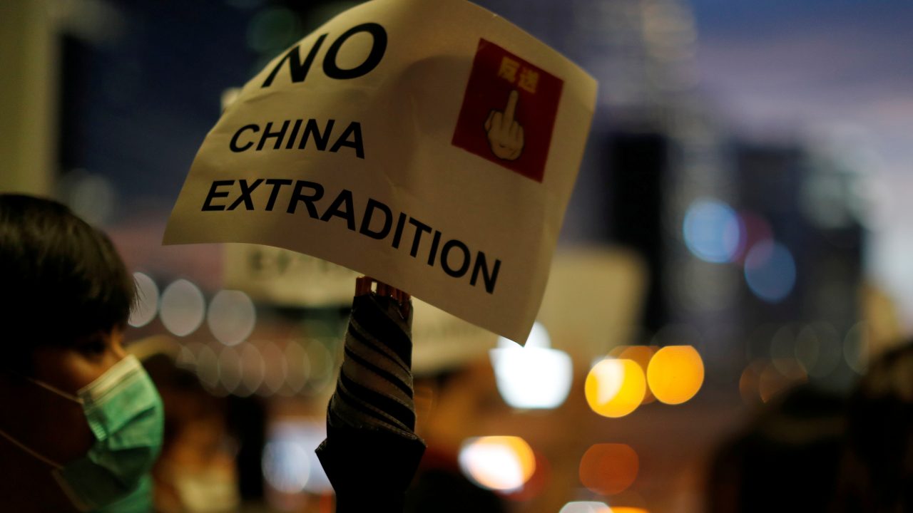 Escala tensión entre soldados chinos y manifestantes de Hong Kong
