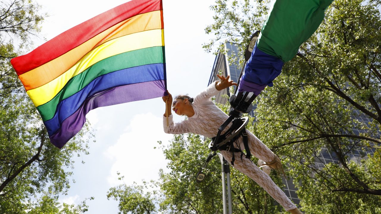 Video | Comunidad LGBT+ clama respeto y tolerancia en marcha del orgullo