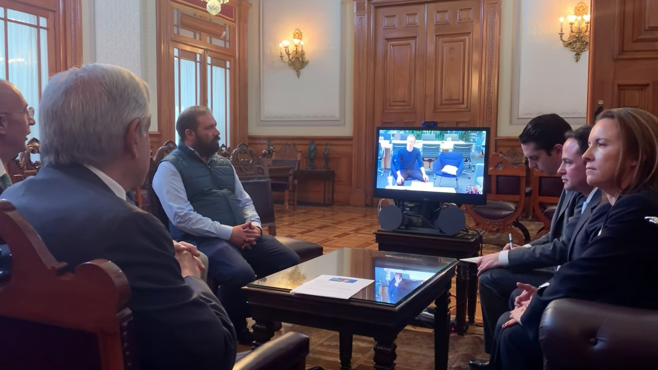 En videollamada, AMLO invita a Zuckerberg a llevar internet a todo México