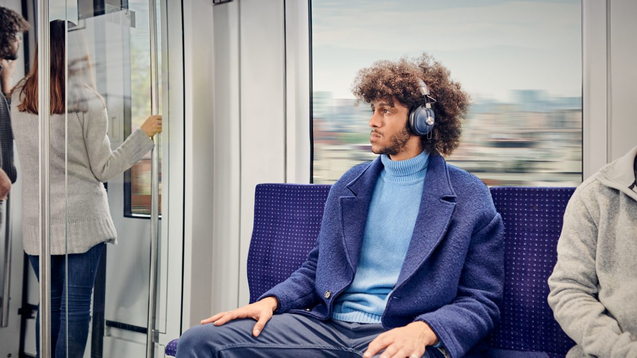 ¿Es saludable escuchar música con audífonos? Más de lo que imaginas