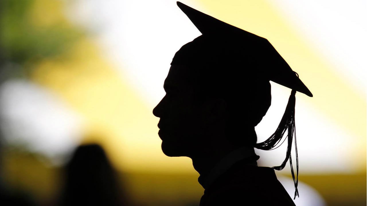 La mitad de los estudiantes hispanos en EU se plantea dejar la universidad: encuesta