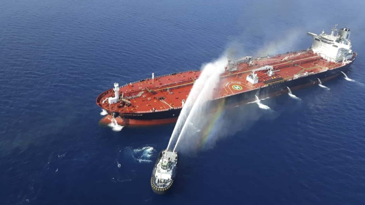 Un petrolero y un carguero se incendian tras colisionar frente a la costa inglesa